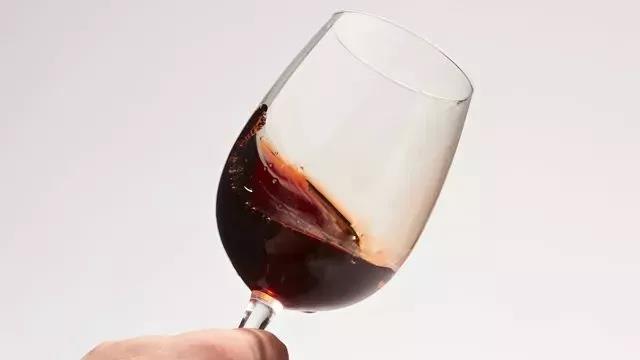 为什么喝红酒一定要用高脚杯？
