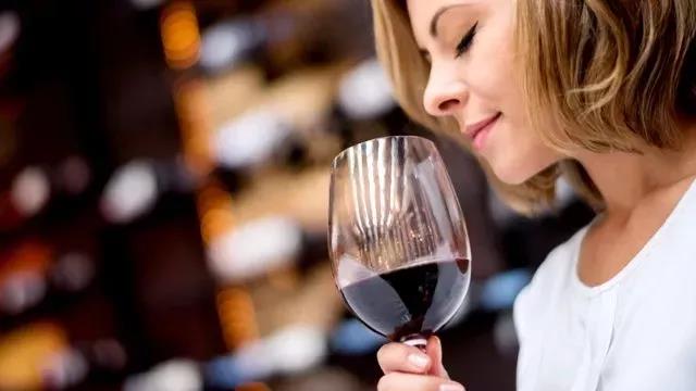 为什么喝红酒一定要用高脚杯？