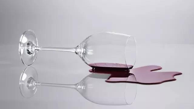 为什么喝红酒一定要用高脚杯？